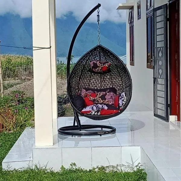 Blesshomestay Samosir、Sinabonoのホテル