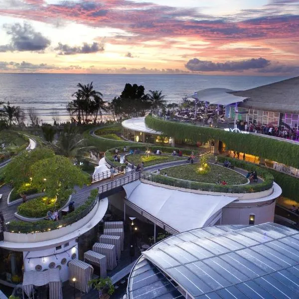 YELLO Hotel Kuta Beachwalk Bali, hotel in Kuta