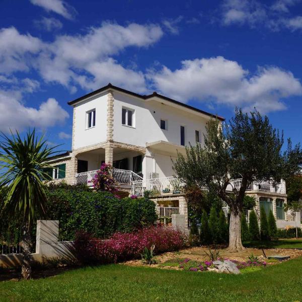 Two-Bedroom Apartment in Vinisce I