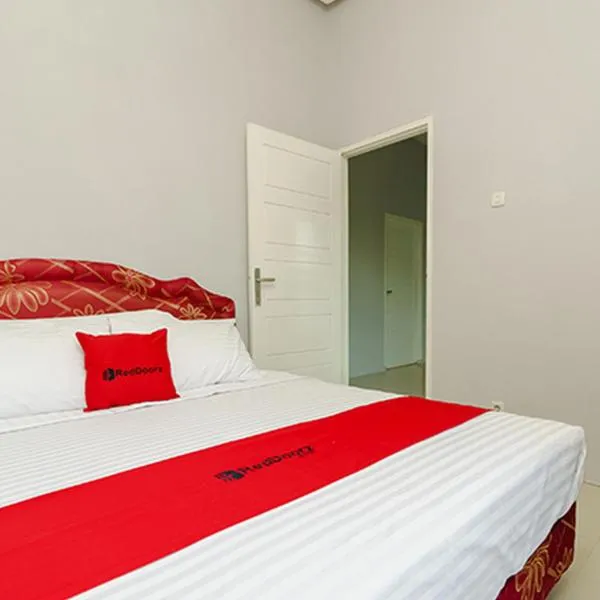 RedDoorz @ Jalan Demang Lebar Raya Palembang, hotel in Palembang