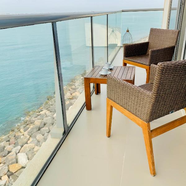 Luxurious 2 bedroom Beachfront Apartment - direct seaview
