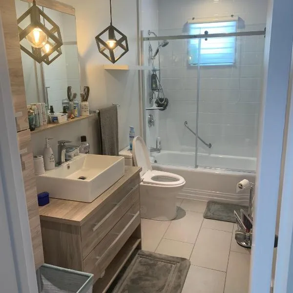 Room for renting inside house - without breakfast provided,Paspebiac的飯店
