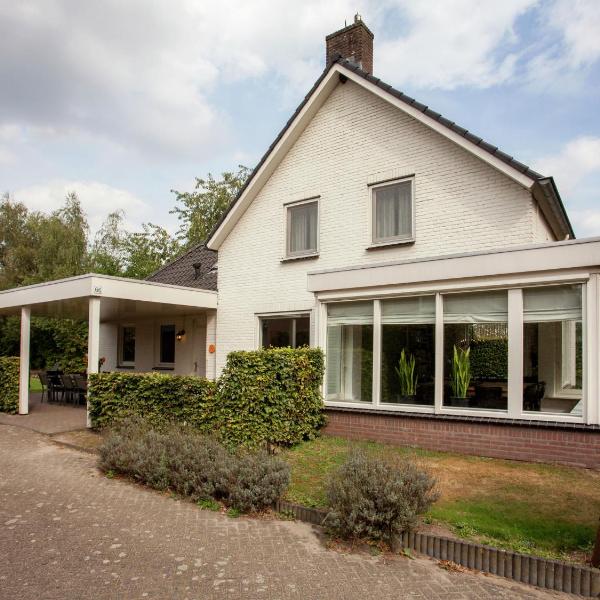 Majestic, large holiday home near Leende, detached and located between meadows and forests