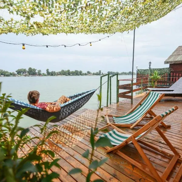 Sagando - Floating house on Sava river，位于贝尔格莱德的酒店