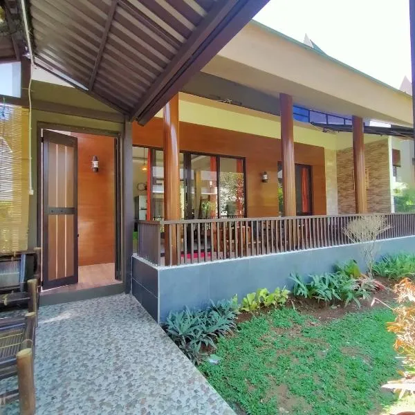 Vimala Hill villa and resort - 3 bedrooms, hótel í Bogor