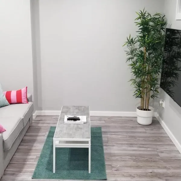 Luxurious 2 bedroom basement suite, hotel v destinaci Winnipeg