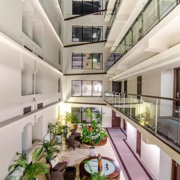 Hotel Pietroasa, מלון בבוזאו