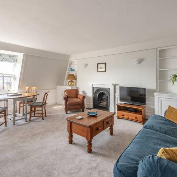 Rooftop Retreat - 2 Double Beds w/ Stunning Views, Bath