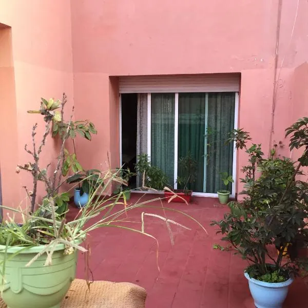 Property in a quiet area close to the train station and town, hotel in Casablanca
