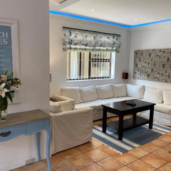 Charming Sea Side Sun Apartment, hotel in Hermanus