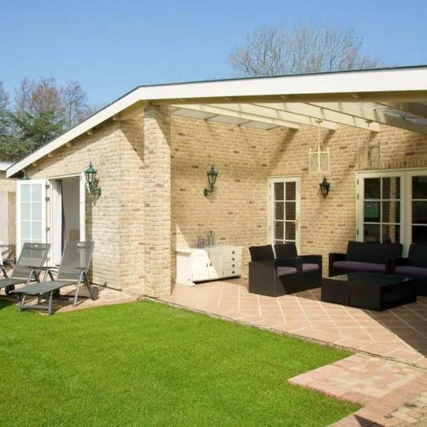 Bungalow between Amsterdam and Haarlem with sauna, hotell i Vijfhuizen