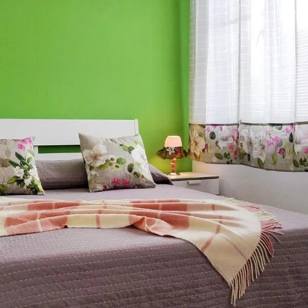 Rainbow Guest House, hotel in Madalena