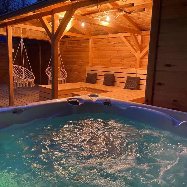 UBYTOVÁNÍ S WELLNESS, hotel in Dolní Dobrouč