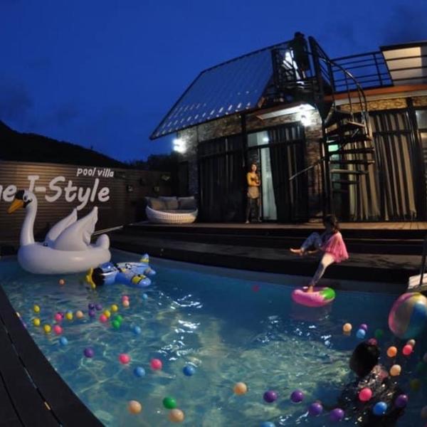 The I-style pool villa