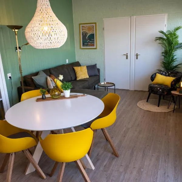 iwalani Beach Bungalow - large Private Garden - close to City Center & Beach, Hotel in De Koog