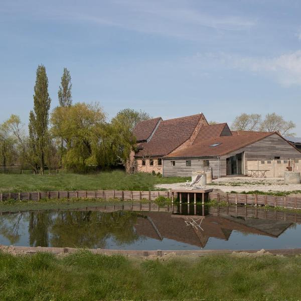 Landelijk vakantiehuis in Diksmuide met een tuin en vijver