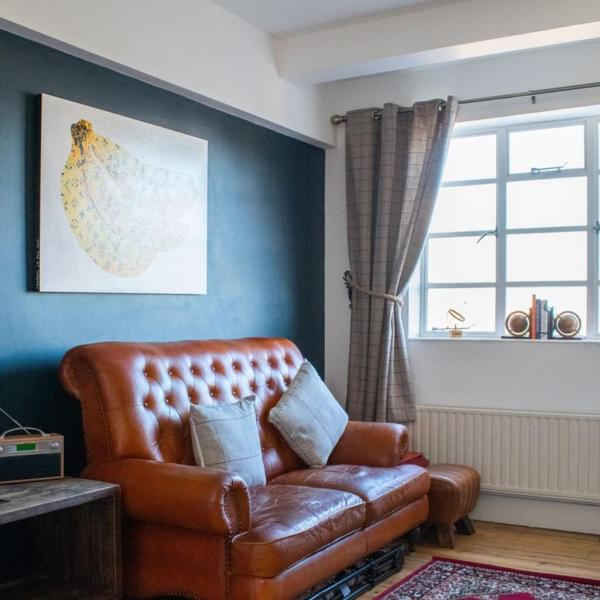 Beautifully Decorated Contemporary 2 Bedroom Flat