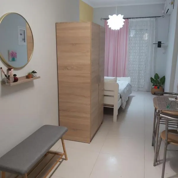 Konstantina's studio near the beach, hotel i Chania