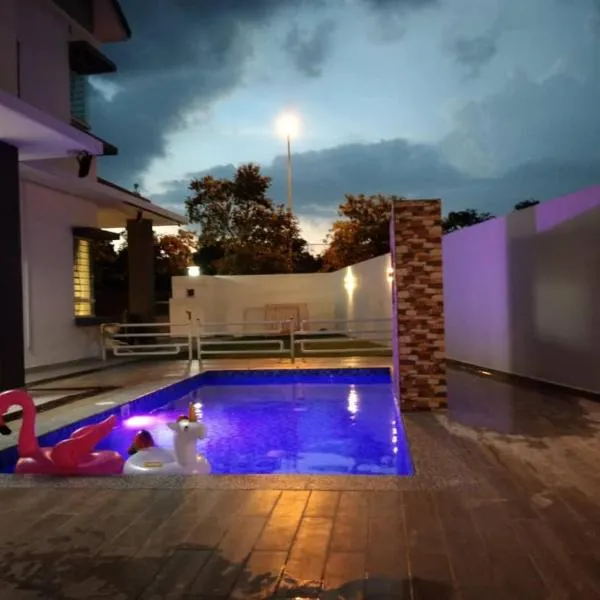 Villa with private Pool and Sauna @ Nilai, ξενοδοχείο σε Nilai