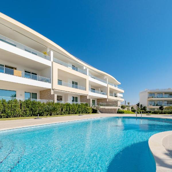 Luxury 2 Bed Apartment, Porto De Mos, 550m from Beach