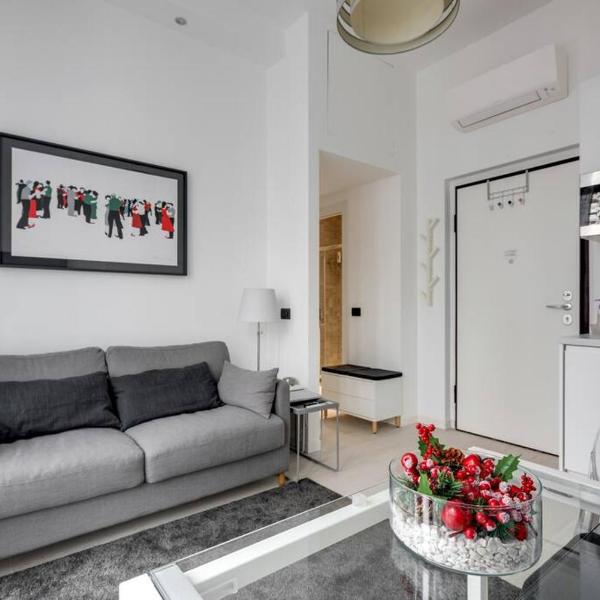 Easylife - L abbraccio dell affascinante P Romana, Milano