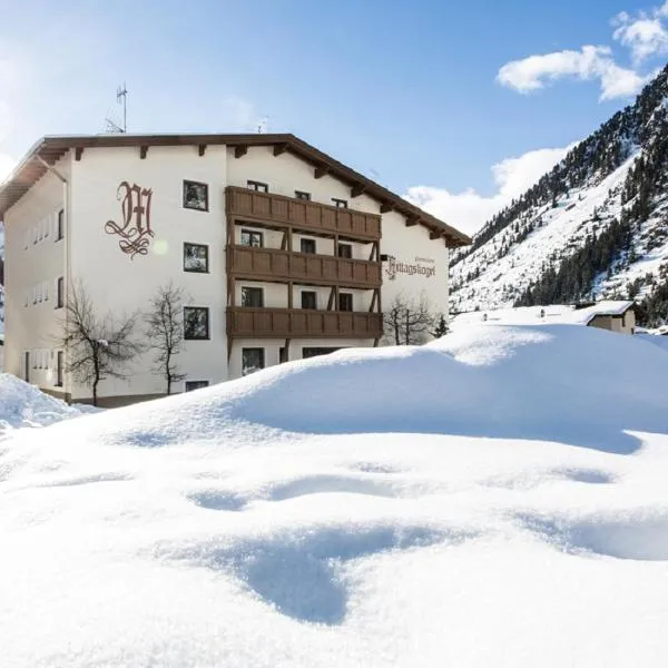Pension Mittagskogel: Sankt Leonhard im Pitztal şehrinde bir otel