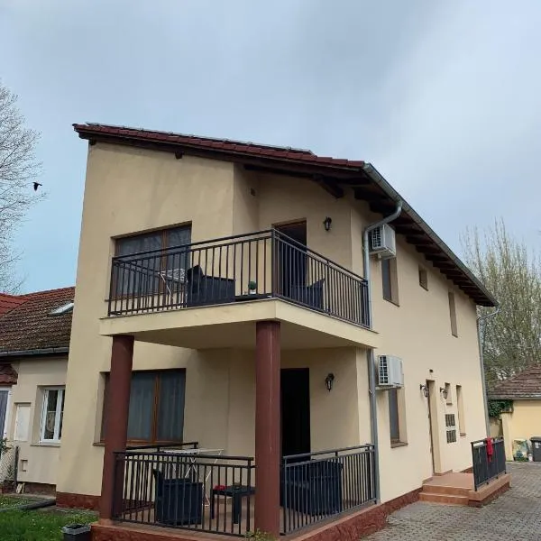 Balaton Apartmanház、シオーフォクのホテル