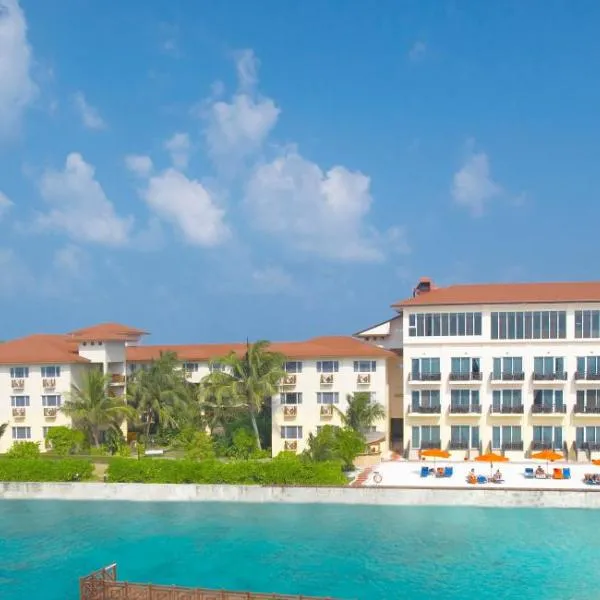 Hulhule Island Hotel- Private Beach Access & Airport Pick-up and Drop, hôtel à Malé