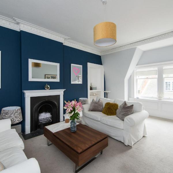 Bright 2 bed apartment North Berwick High Street