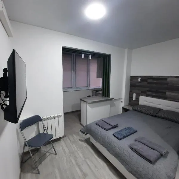 Посуточно мини-студия метро Минская Киев, hotel in Kyiv