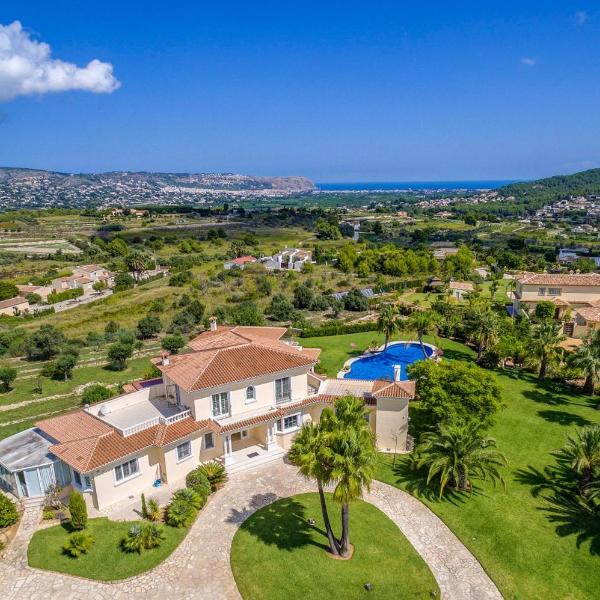 Villa Tarraula by Villa Plus
