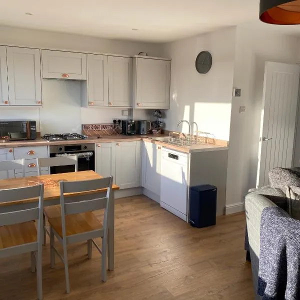 Bay - Brambles Chine, Colwell Bay - 5 star WiFi - Short walk to The Hut and beach - 1 night stays available - Ferry offers, hotel in Freshwater