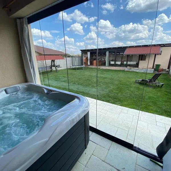 Sia & Sophie House Oradea, hotel in Sîntandrei