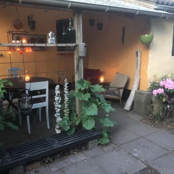 Retro bolig - fyldt med hygge! Ingen luksus, hotel em Kolind