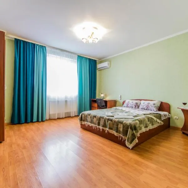 Просторная однокомнатная квартира возле скоростного трамвая, hotel in Kyiv