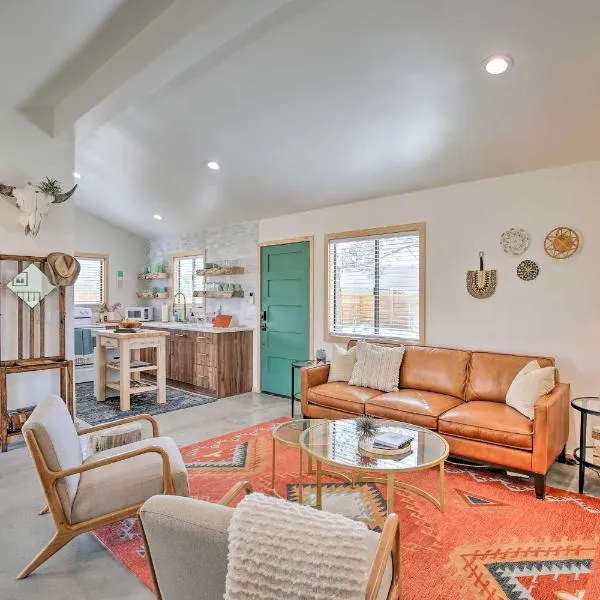 Modern Joshua Tree Bungalow with Fire Pit and BBQ!, hotel v destinaci Joshua Tree