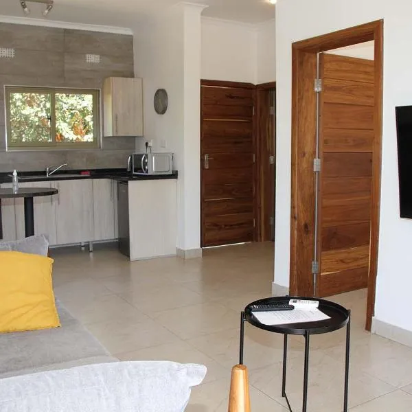 !! The ranch - Superb serviced apartment with garden, hotel in Lusaka