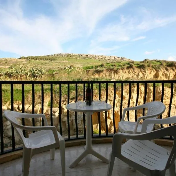 Spacious apartment in Marsalforn, Gozo, hotel i Marsalforn
