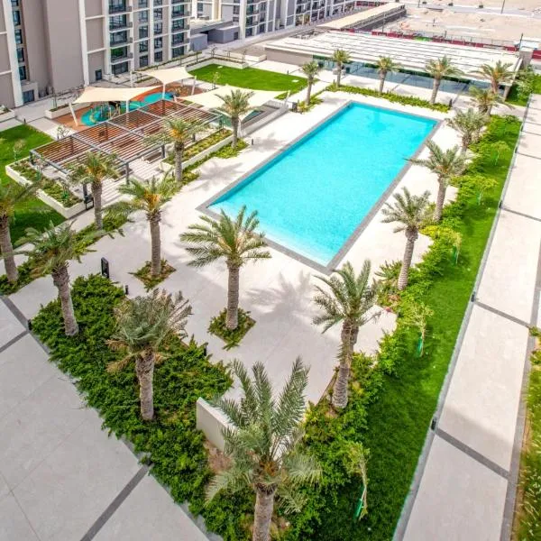 A Luxury Aprt 2 bedrooms Balcony with wonderful view Mall access hi speed WIFI Beach access & much more for Family Only, hotel in Rayyā
