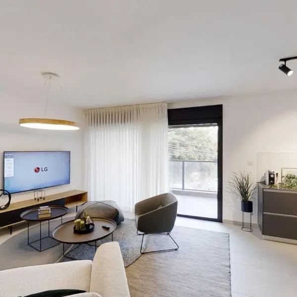 Luxury 3&4 Bedroom new apartments - close to the Beach & Bahai Gardens, Hotel in Haifa