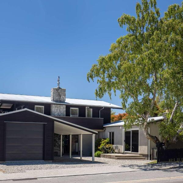 Renovated Wanaka Classic with Lake Views