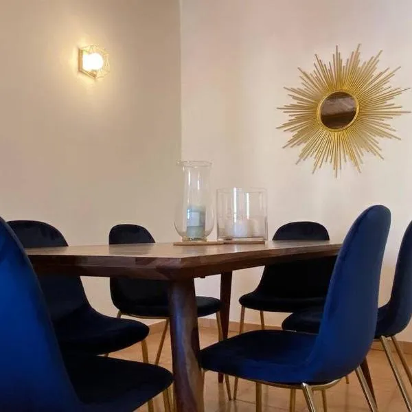 Très beau appartement au centre historique de Riez, hotel in Riez