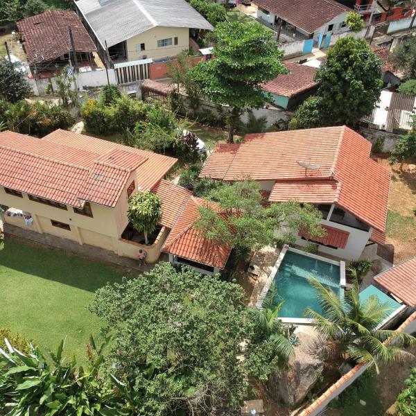 Casa com piscina aquecida e com grande área verde.