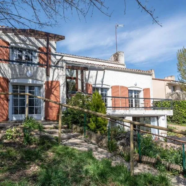 Maloca' Robretières, hotel v destinaci La Roche-sur-Yon