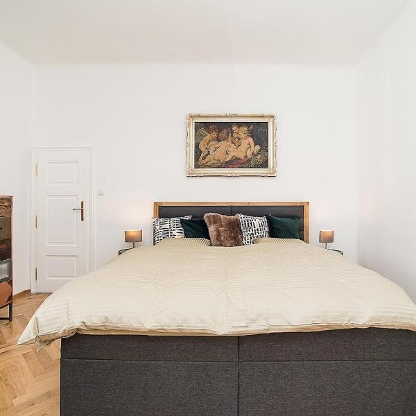 Newly renovated 1-bed apartment at Charles Bridge, Prag