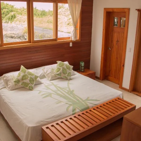 Chez Manany Galapagos Ecolodge, hotel in Puerto Villamil