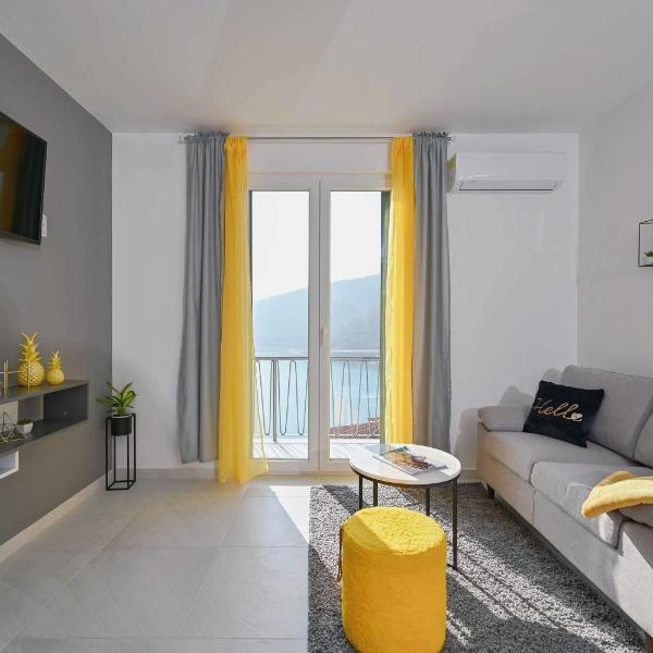 Apartment Noemi with a direct beach view