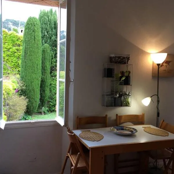 Appartement à 100 m du village de porquerolles "tete en mer", hotel in Porquerolles