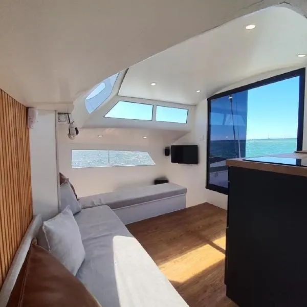 Barco Casa Catamarã Sleepandboat, hotel in Faro
