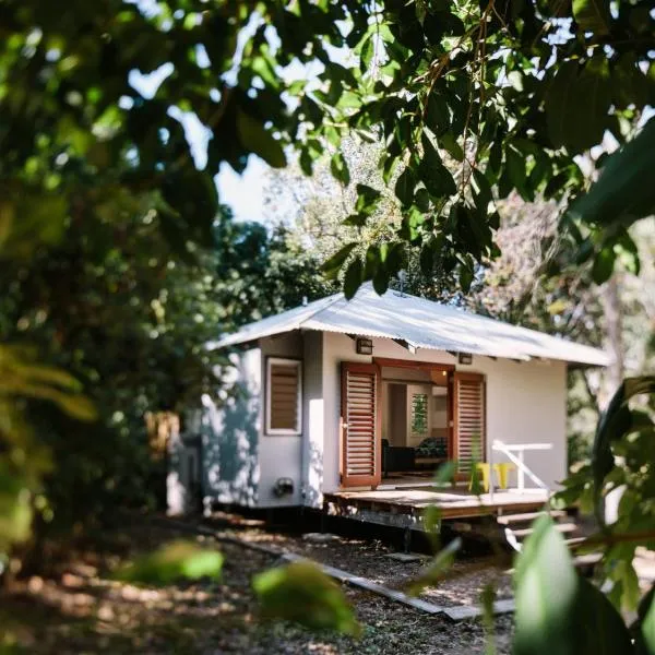 The Little Bush Hut, hotel in Nelly Bay